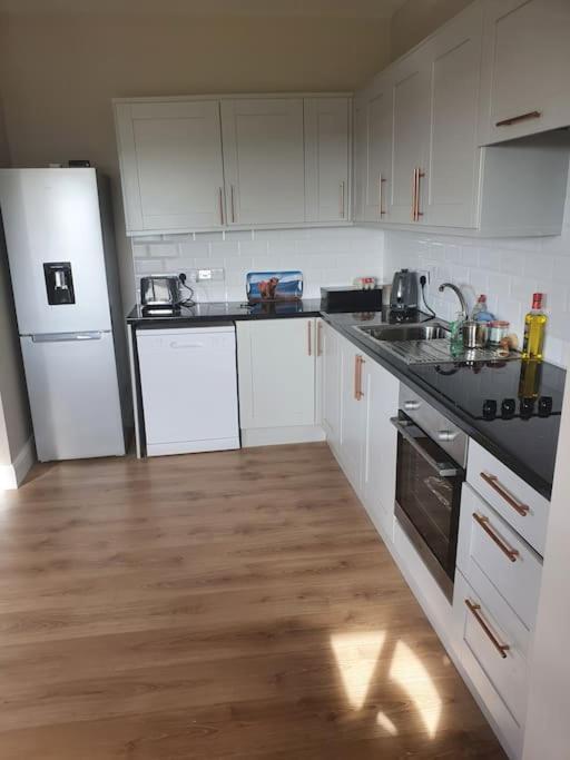 Private 3 Bedroom House Ideal For Family & Friends Килибегс Екстериор снимка