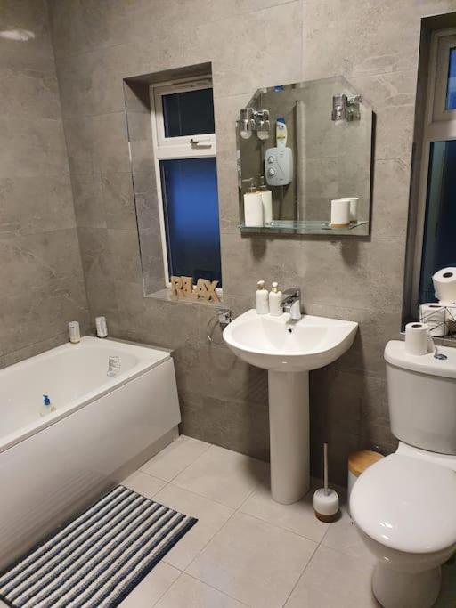 Private 3 Bedroom House Ideal For Family & Friends Килибегс Екстериор снимка